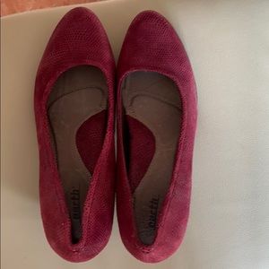 Burgundy pumps by earth brand size 10 never worn